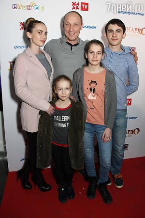 Максим Коновалов с женой Светланой, дочерьми Марией и Ириной и сыном Михаилом 