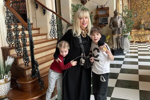 «Неповторимые моменты»: Галкин показал уникальное видео с Пугачевой и тремя детьми