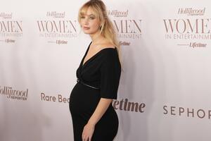 Беременная Дженнифер Лоуренс эффектно показала подросший живот на мероприятии