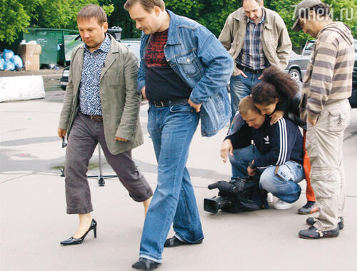 Съемка сюжета о вредных для автомобилиста туфлях на каблуках