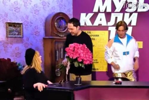 «Вы не будете целоваться!» Галкин пресек флирт Пугачевой с молодым рэпером