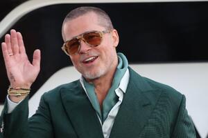 Сияющий Питт вышел на красную дорожку с избранницей — про Джоли все забыли