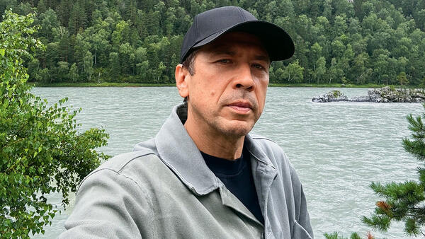 После развода Андрей Мерзликин увез четверых детей на Алтай и показал редкие семейные кадры
