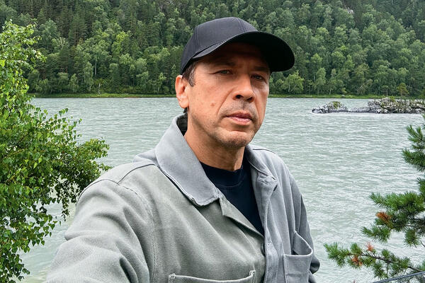 После развода Андрей Мерзликин увез четверых детей на Алтай и показал редкие семейные кадры