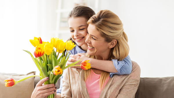 20 открыток и картинок ко Дню матери 2025: поздравьте самых дорогих и любимых женщин