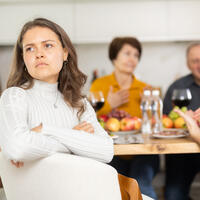 Соберемся всей семьей! Почему праздники с родственниками могут утомлять — что делать