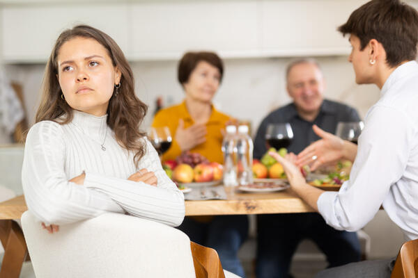 Соберемся всей семьей! Почему праздники с родственниками могут утомлять — что делать