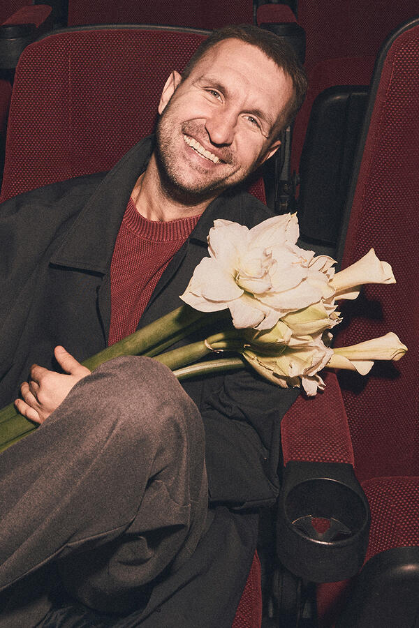 «Уволили пять раз за год»: Иван Добронравов о том, как выжить в профессии, об отце и главной ошибке детей звезд