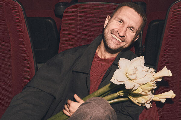 «Уволили пять раз за год»: Иван Добронравов о том, как выжить в профессии, об отце и главной ошибке детей звезд