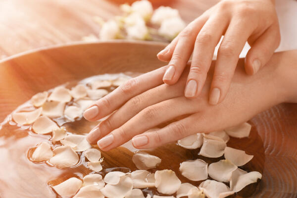 Тренды маникюра 2026: элегантность и космический шик