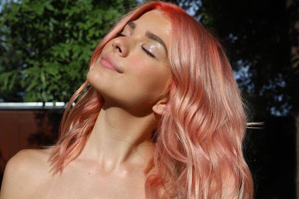 Персиковый крем – новый оттенок волос для рыжих, который омолодит