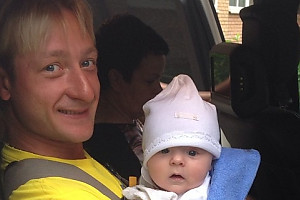 Сын Плющенко получил самые маленькие коньки