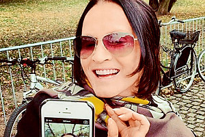 Ротару осваивает модные гаджеты