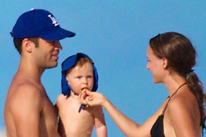 Портман и Мильпье провели медовый месяц с сыном