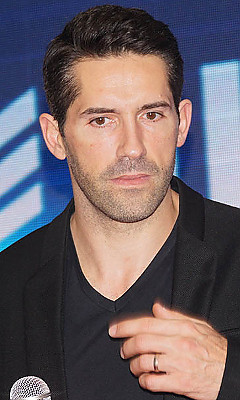   (Scott Adkins)